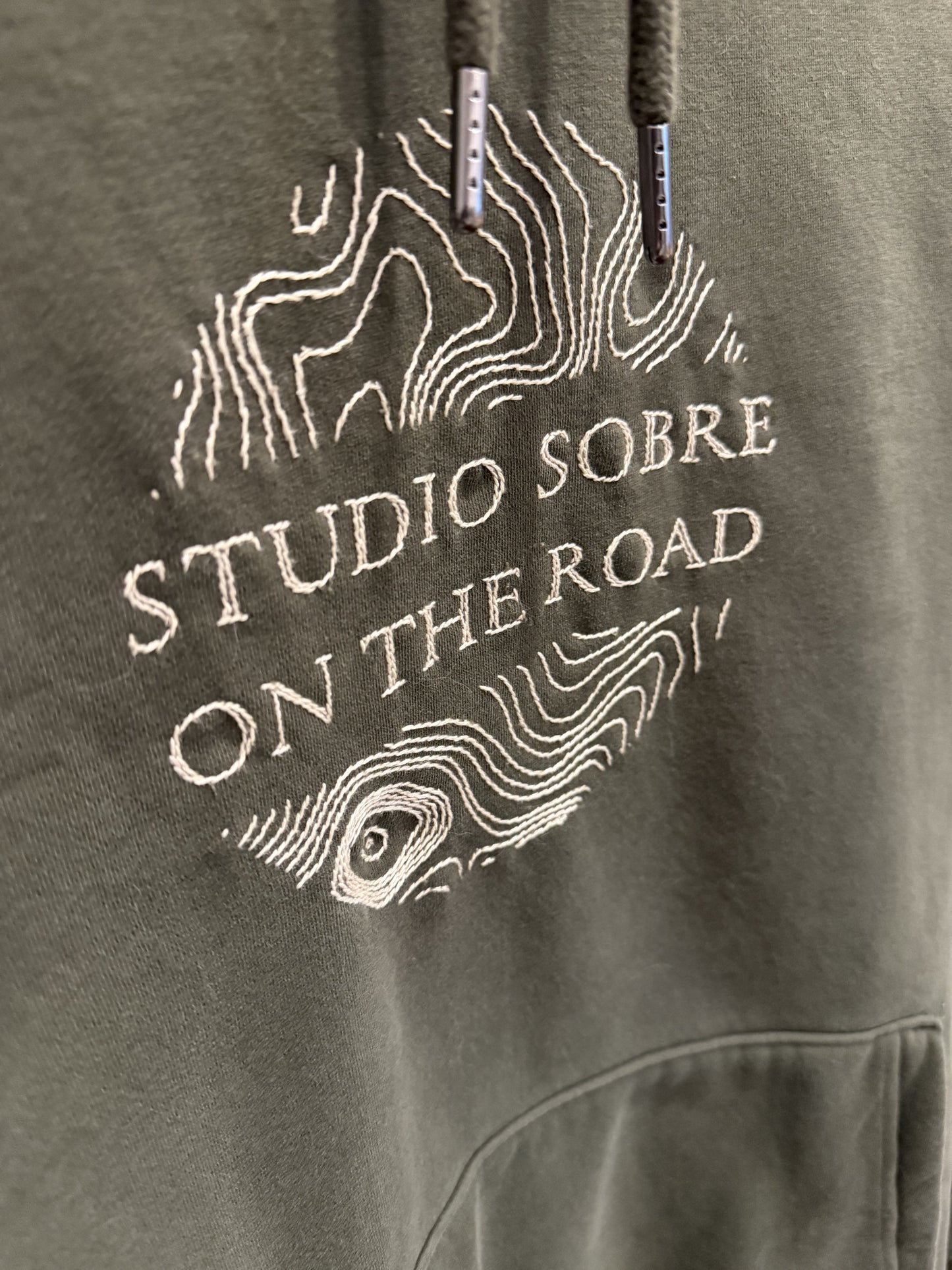 Pull customisé brodé main